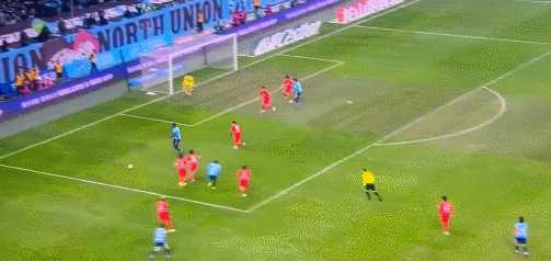 大连英博1比0上海海港 中超第3轮，大连英博1-0战胜上海海港，夺得赛季首胜。阿