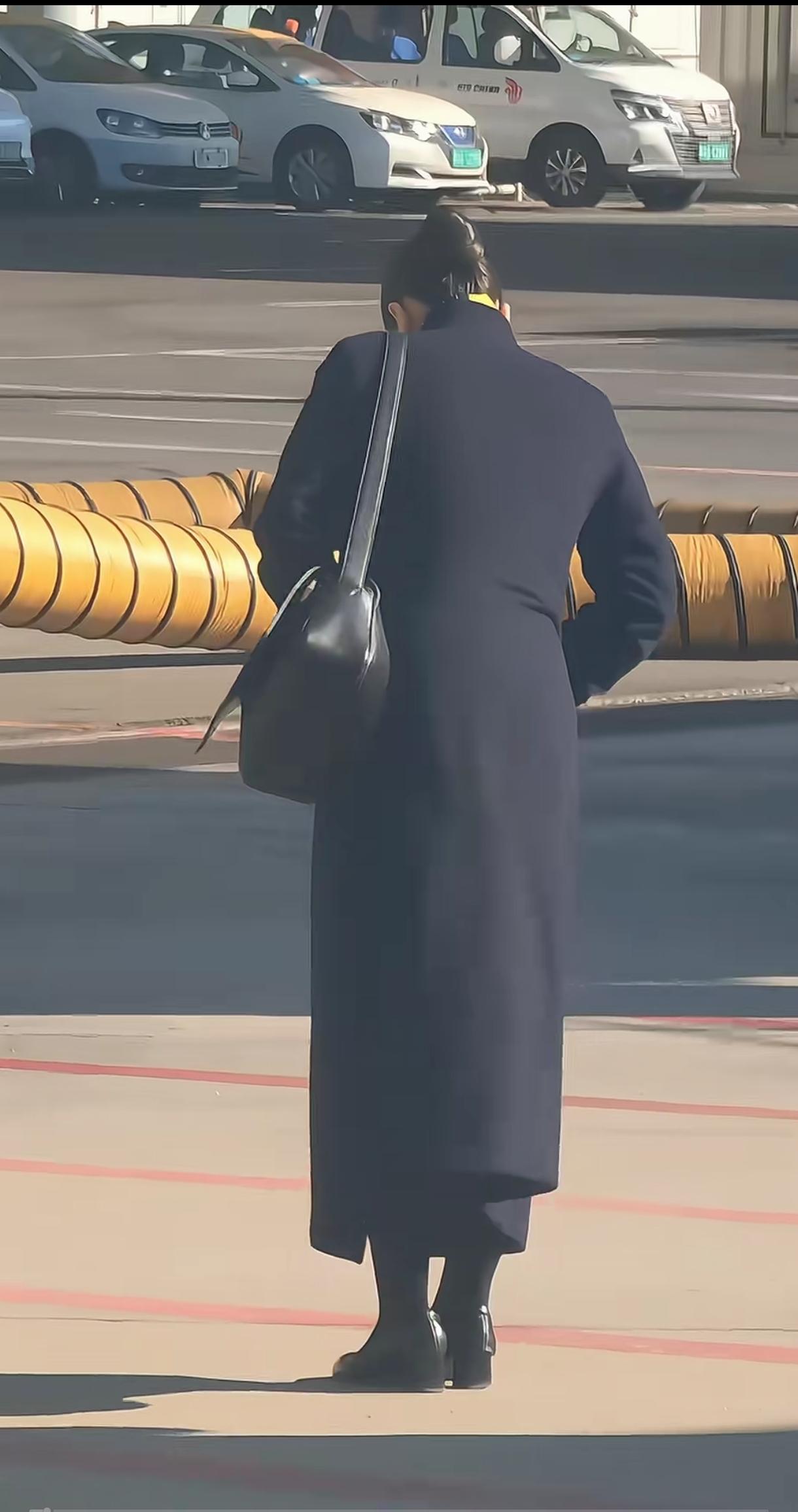 带劲，这大体格子，一袭黑也不显瘦，北方女人的美。微胖的女人是最好看的。一看就是国