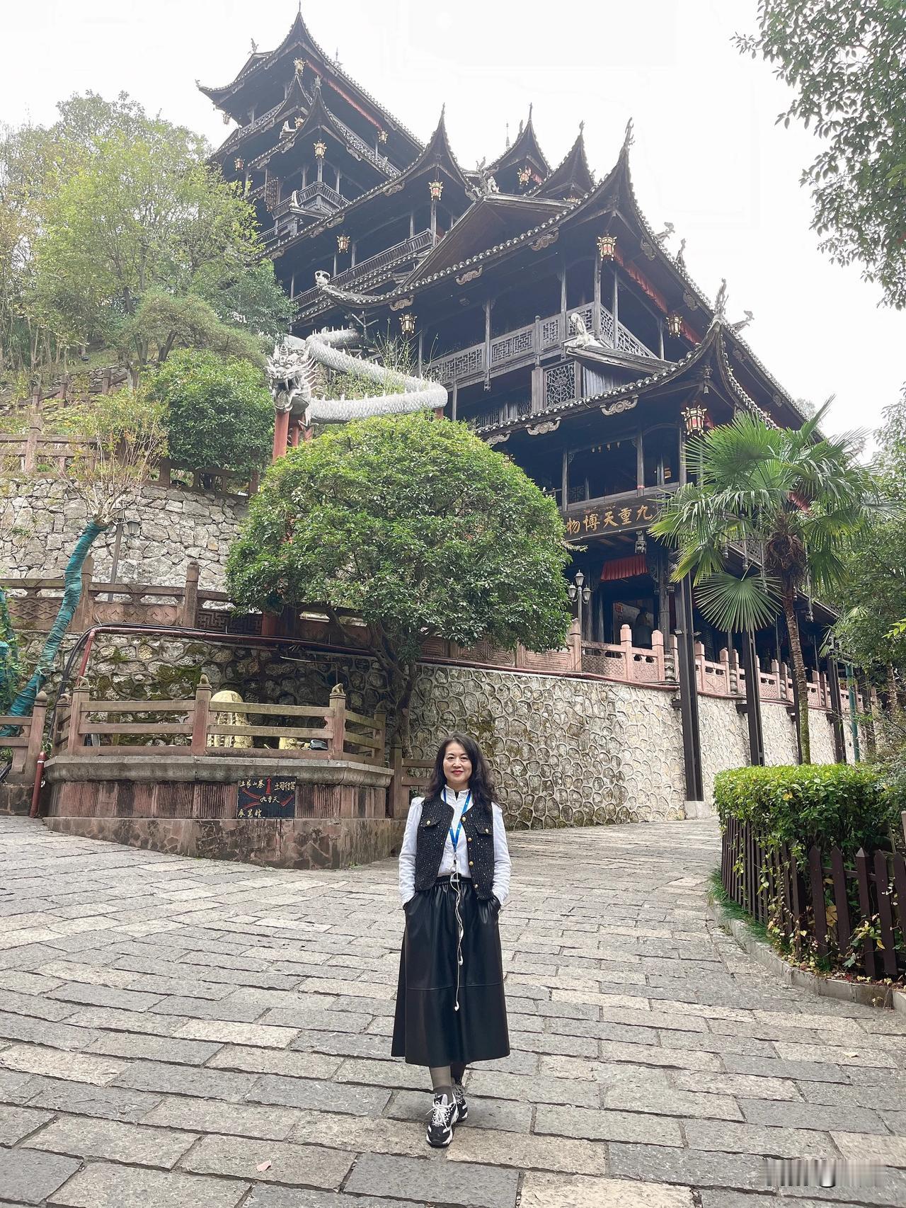 远离负能量的人，远离磁场不合的人，远离那些令你内耗的人，为了生活和工作，不得不接