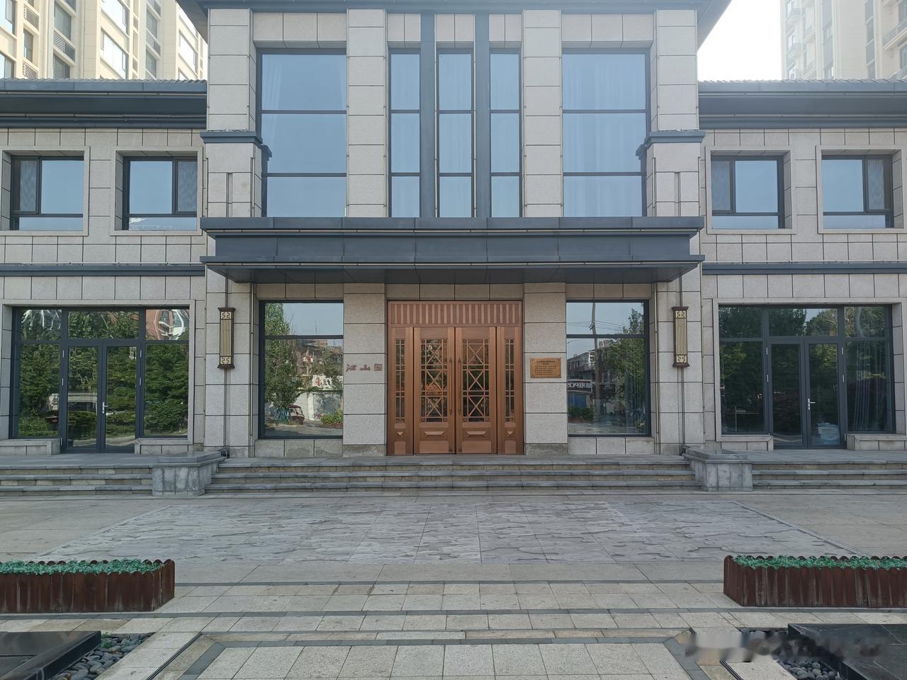 小城街景
——中景·江山图
（图片：拍摄于邢台沙河市·新兴路 2026-4-22