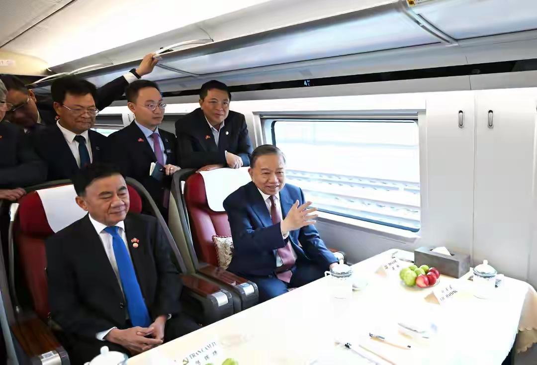 [鼓掌][小鼓掌][玫瑰]开眼界了！今天上午9点，越共中央总书记、国家主席苏林登