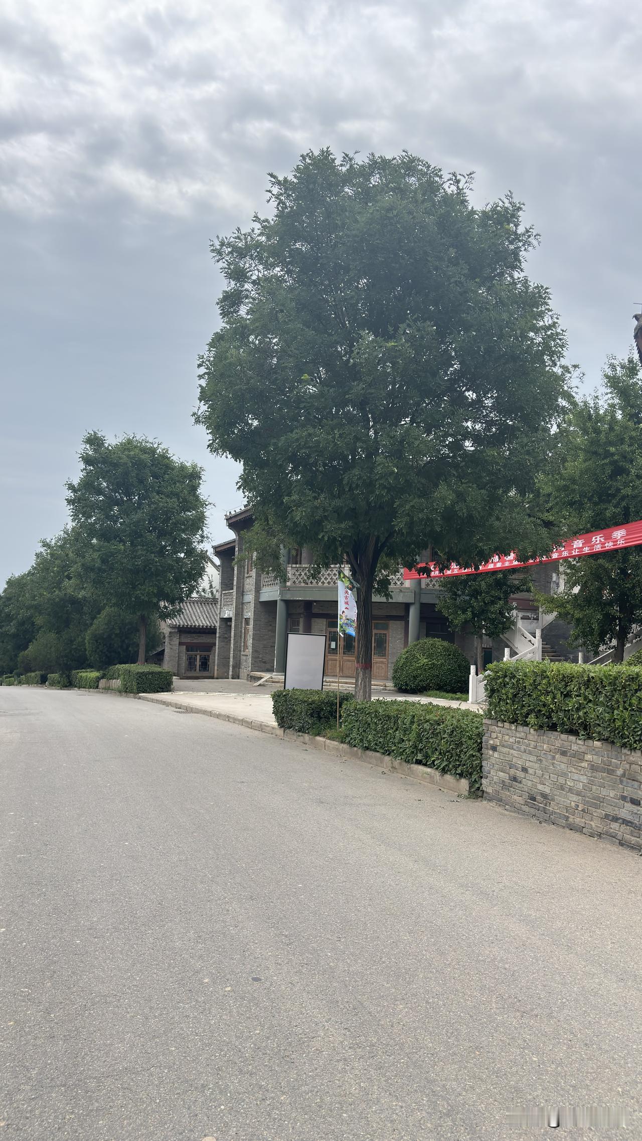 渭南潼关古城景区，这街上好多门面房子看着都空着，现在的景区也不好干了，这景区感觉