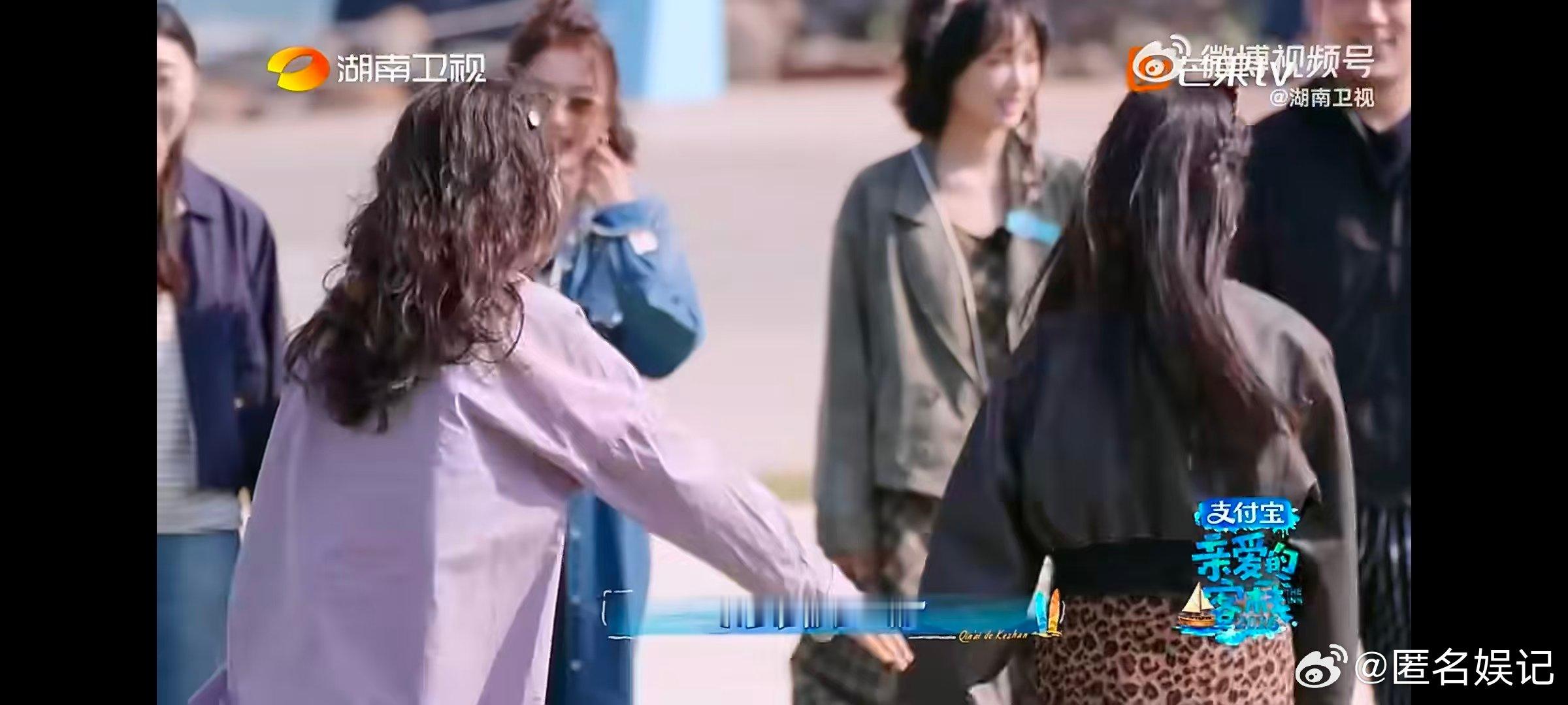 沈月沈月说自己演的是一头倔驴亲爱的客栈客栈游戏名场面，沈月为寻队友模仿驴叫，自称