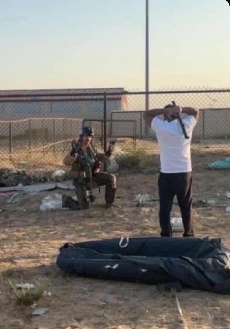 跳伞的美军飞行员落地瞬间这个姿势应该是被当地人错认为是伊朗飞行员！