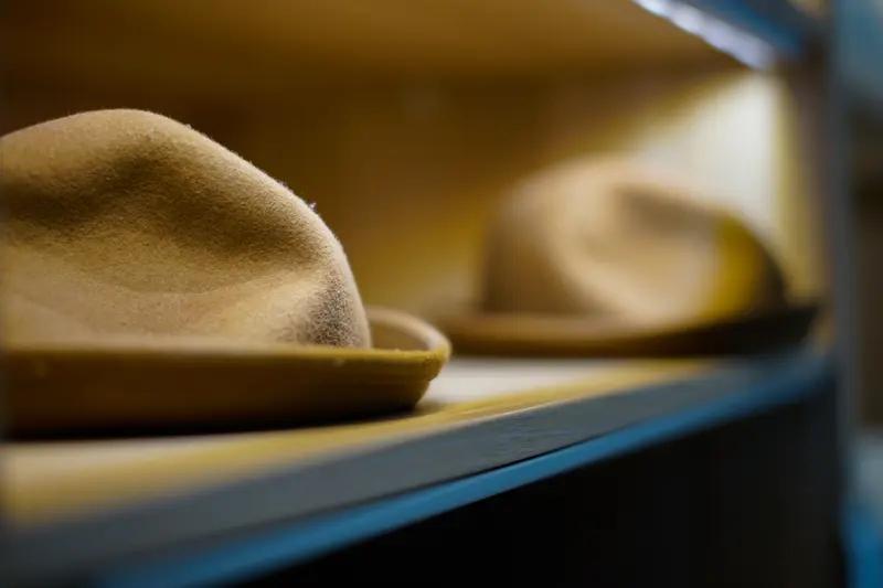 “这谁受得了”！女子开了一家帽子店，有顶帽子2年都没卖出去，她一开始还以为帽子有