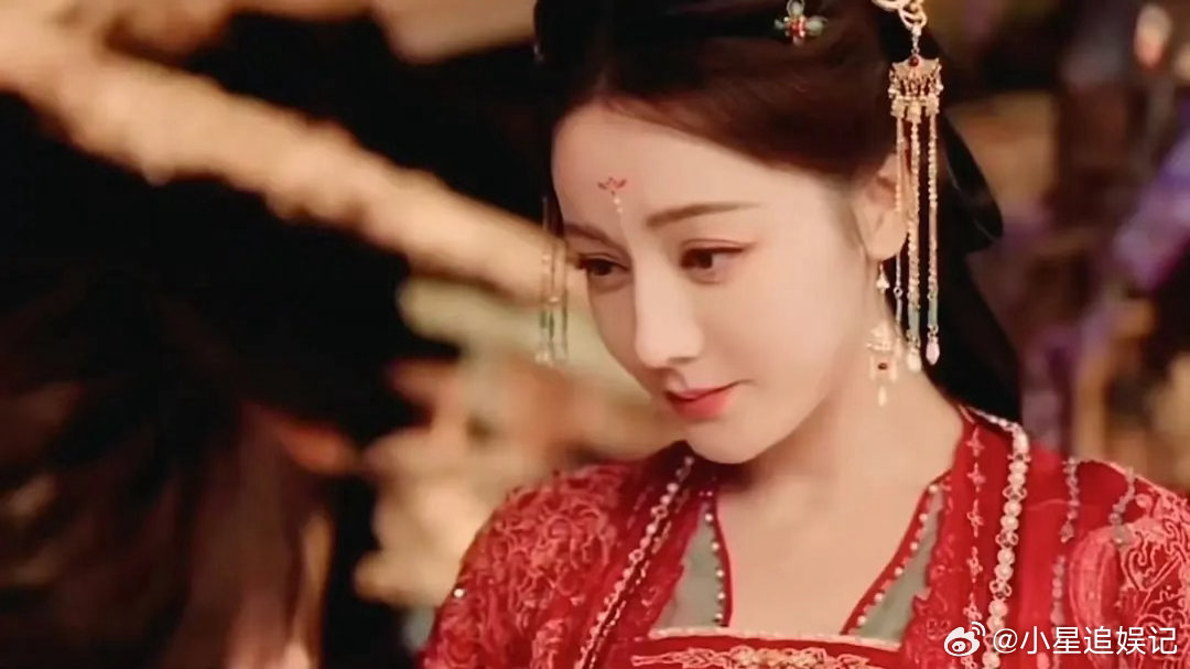 两大新疆美女，同一个画面一样的动作，谁的演技好？ 