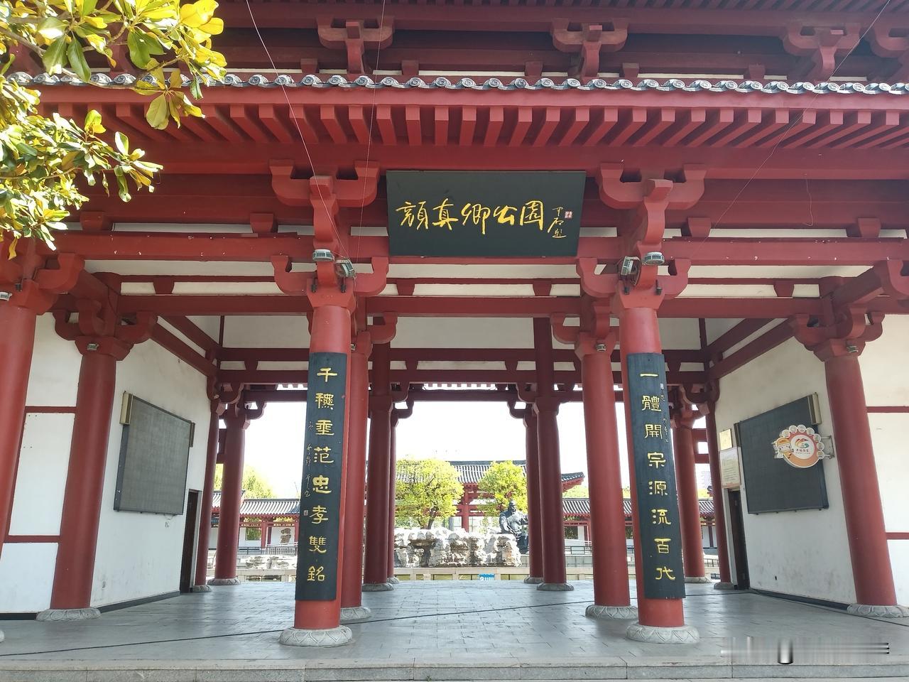 高纪明(山东)
千年费县
一座小城源与古，千年费县出真卿。
翻书可见史中载，若问