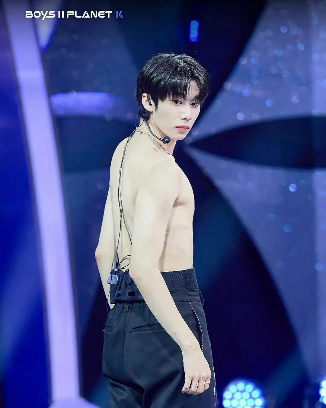 男宝星球2练习生秀身材男宝2初舞台大秀身材的练习生男宝2初舞台大秀身材的练习生，