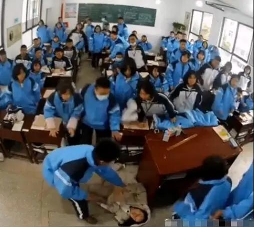 一名英语老师因低血糖意识不清，学生见状紧紧跟随，在老师快要摔倒时，几名同学立刻上