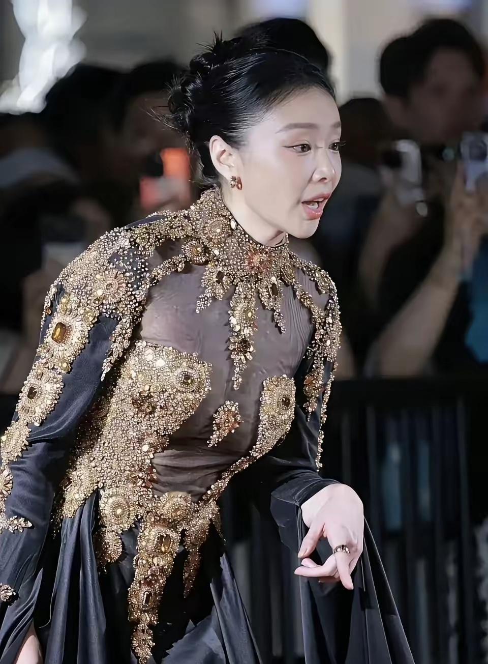 大嫂高叶玩性感翻车。高叶自从演了大嫂之后，开始出圈起范儿，大嫂风范十足。但是高叶
