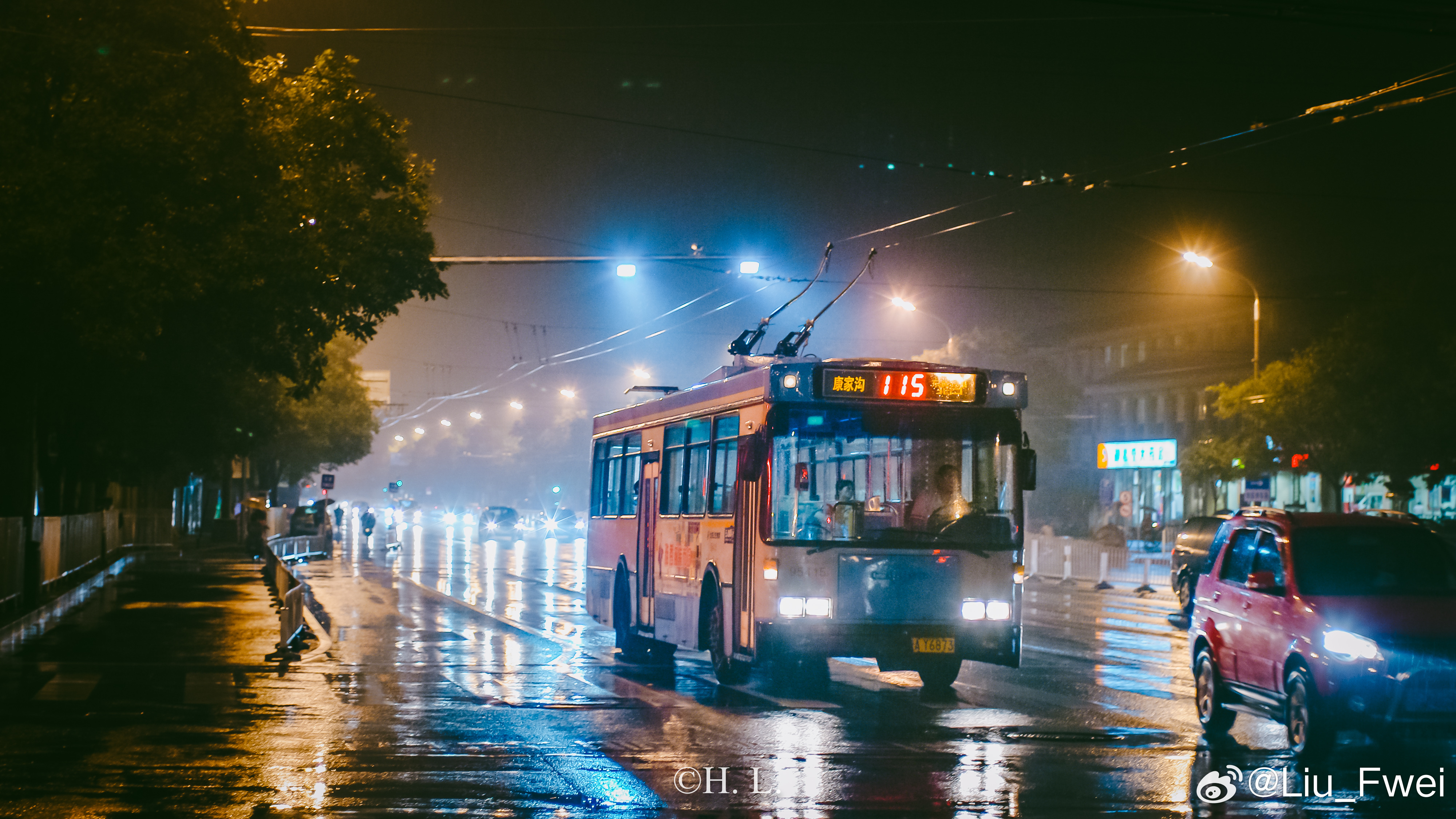 夜雨中的115路华宇无轨电车。无轨电车