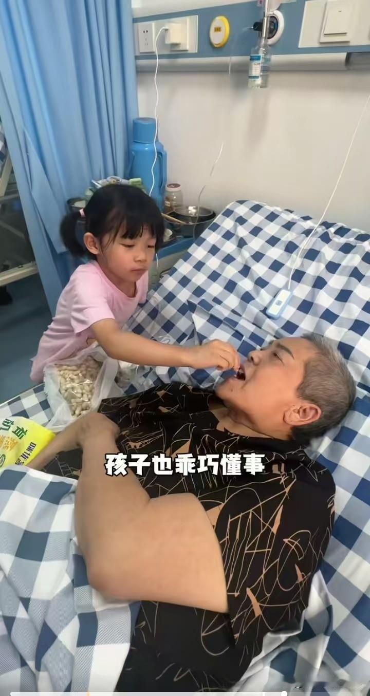 6岁小天赐的75岁老父亲，每天都忙忙碌碌，接孩子，伺候老伴，两点一线，来回奔波，