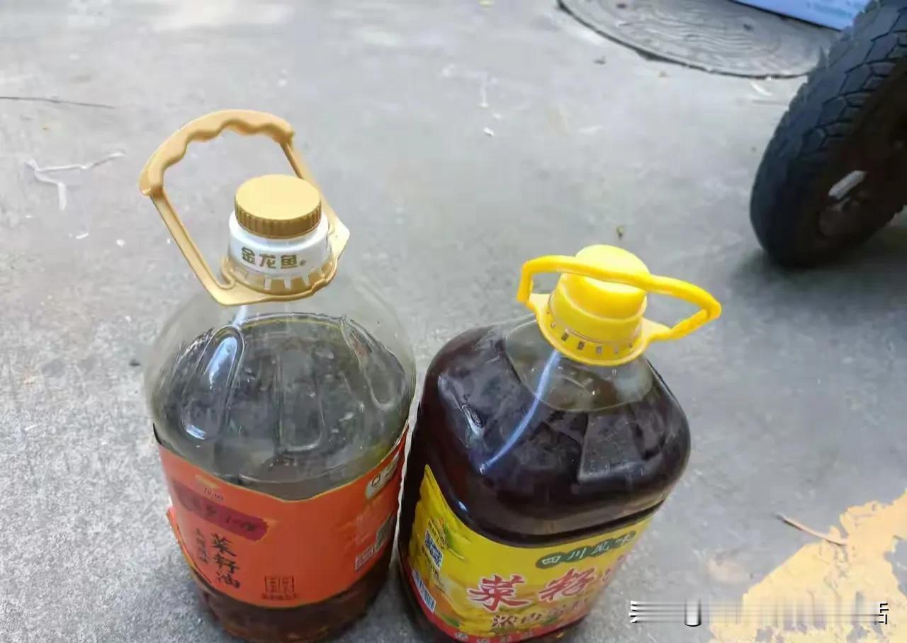 邻居要搬走了，从家里提出两桶油，说，太重了，搬不走，要送给我。
我是无功不受禄。