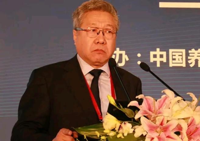 郑秉文遭人非议绝非普通公众被指责，他可是手握关乎退休群体生活保障大权的关键人物。