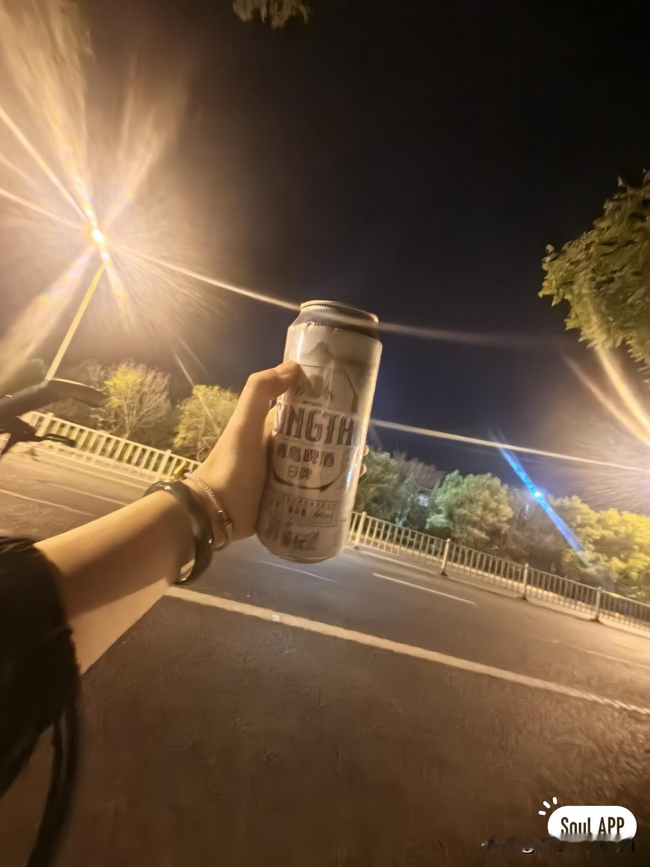 秋日生活打卡季通常，路边看到这样的女生，我都会角色扮演一个流氓。她跑我追，她回家