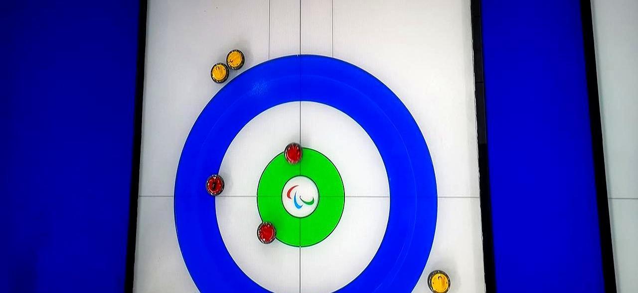 冰壶狠狠砸碎拉脱维亚队的防线，计分牌死死定格在十比二。你敢信就在昨天，这支中国轮