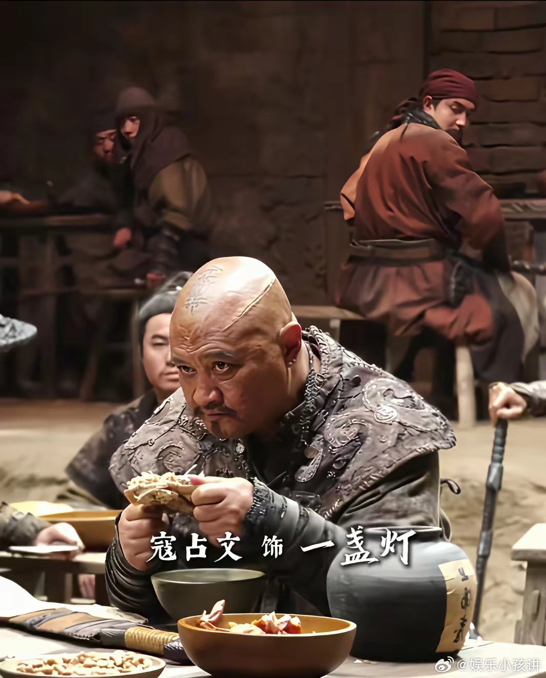 我发现吴京很喜欢打寇占文《镖人》《狼牙》《夺帅》里面都有暴打寇占文的镜头 