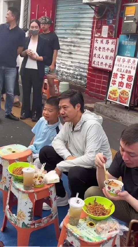 如果普通人随时可以在街头看到名人逛街吃饭，这是社会文明和和谐的表现 ，更具人间烟