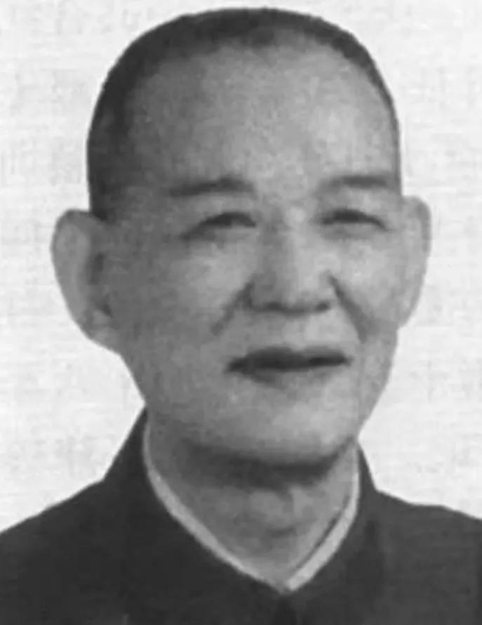 1941 年，保卫部长钱益民让警卫员下河洗澡，警卫员下河后，钱益民却拿走了他们的