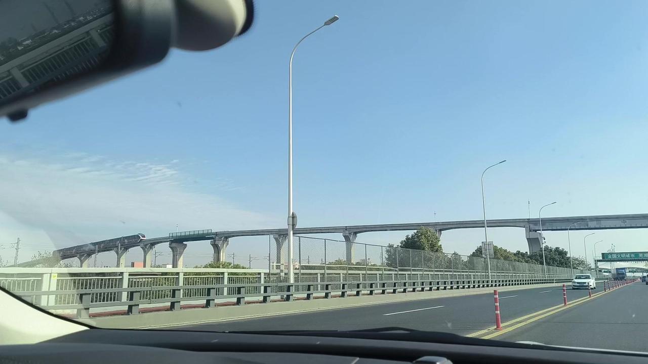 🚇芜湖偶遇红色跨座式单轨，轨道真窄！第一次见芜湖的地铁，红色车身骑着轨道就过来