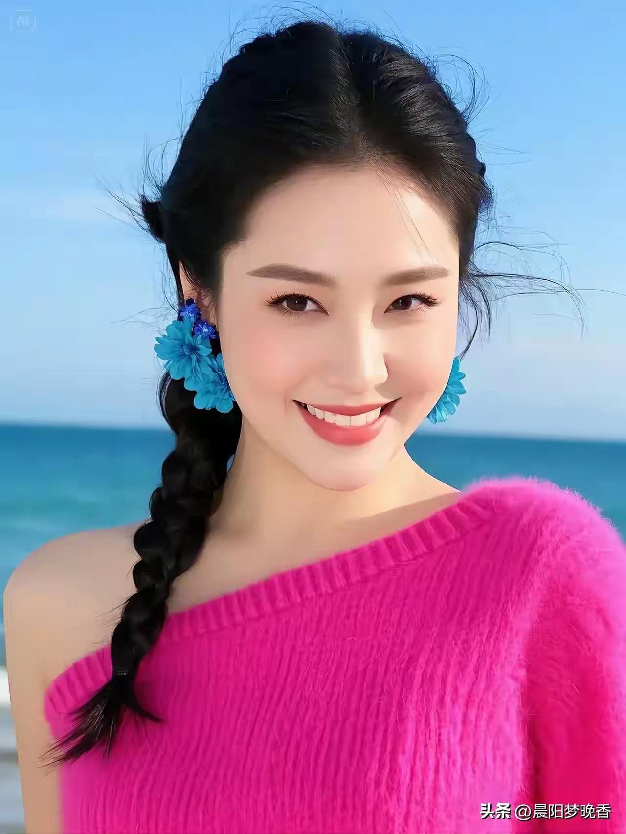 海边少女，粉衣蓝花，笑靥如花🌊💙🌴