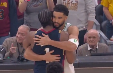 哈登赛前拥抱塔图姆：“兄弟，我为你感到骄傲，恭喜你。你坚持下来了！”凯尔特人vs