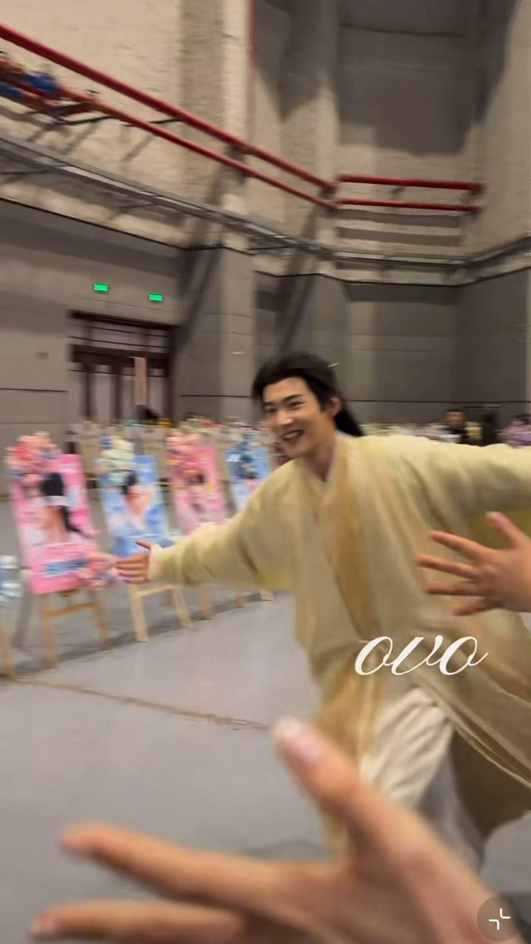 杀青了，孩子开心的要飞起来了，打工人下班就这样周柯宇金吾不禁杀青好开心