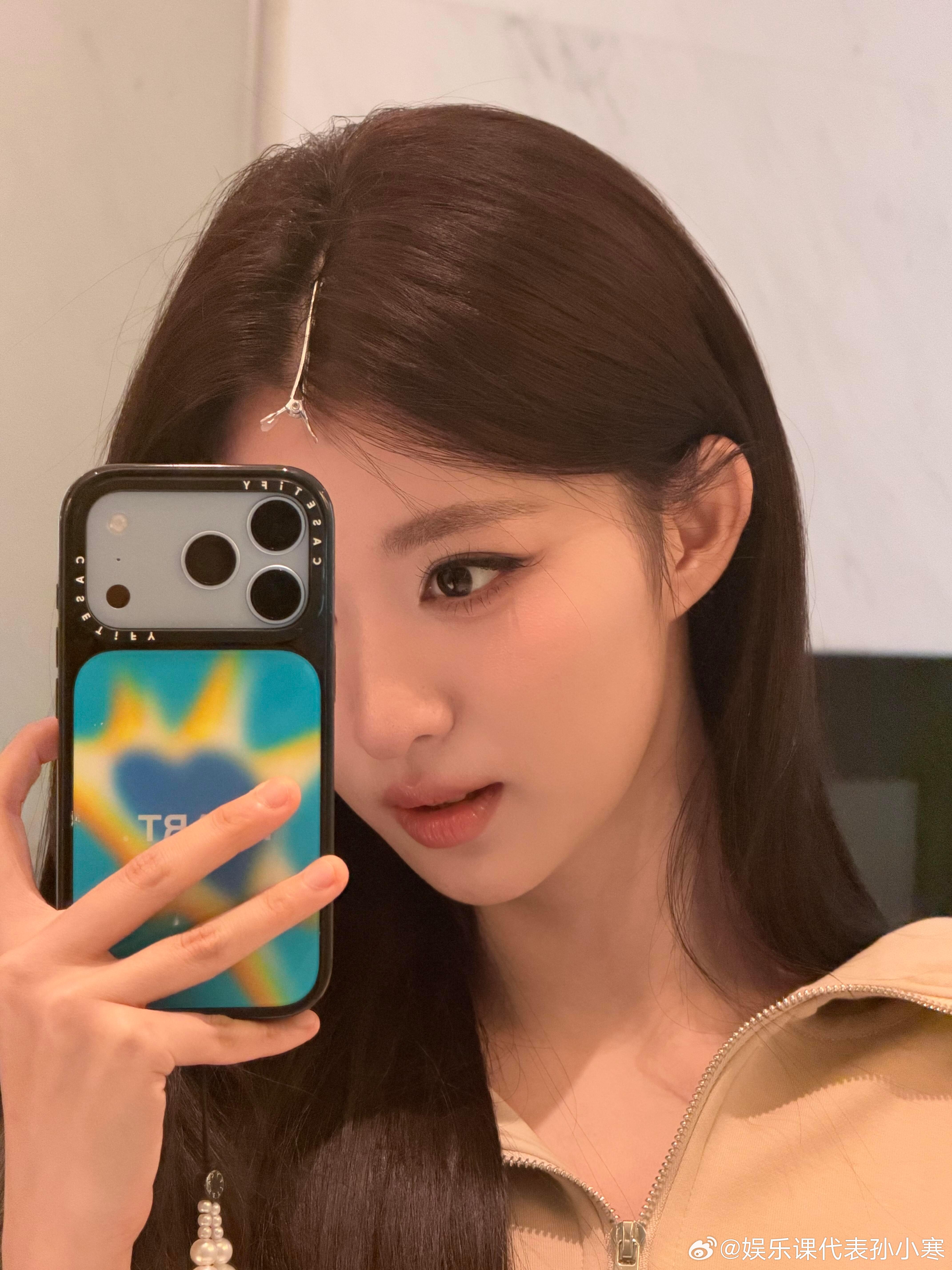 王楚然就这样姐一天妹一天就这样姐一天妹一天[女孩儿]王楚然黑色挂脖裙 ​​​
