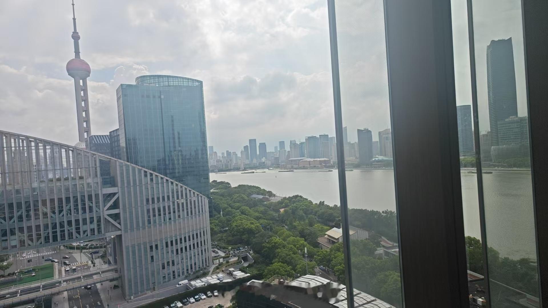 魔都我回来了，这里住一晚再回家。抠抠搜搜的我又花了很多钱，明天回山区搬砖。我真的