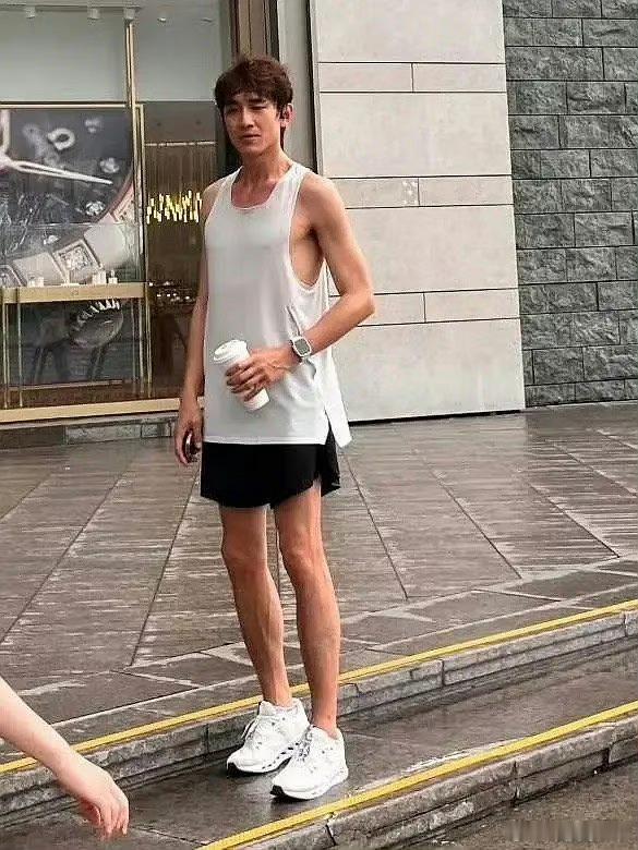 林更新是准备进组了吗？这也太瘦了吧！ ​​​