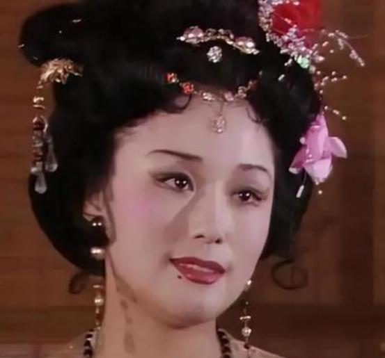 1979年，饰演潘金莲的廖学秋因为拍戏，和老公分别了六个月，她归心似箭，往家赶，