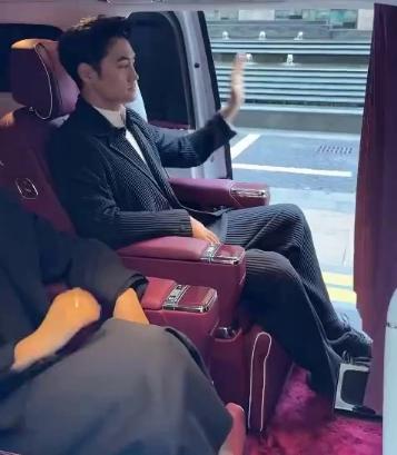 你信吗？反正我是不信。
某车企售价76万起的豪华MPV，交付现场翻车。明星袁弘体