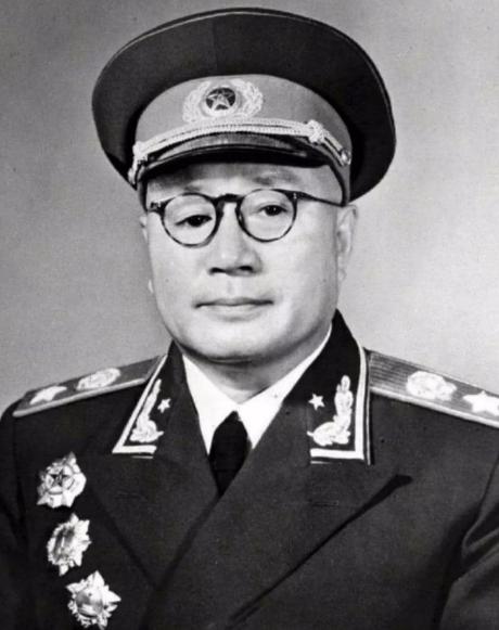 1949年，一位双腿残疾的老人找到刘伯承，希望念在他过去有功，给他安排工作，但却