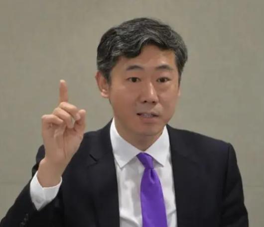 清华教授李稻葵在北京一场公共政策论坛上当场拍了桌子，明确表态：坚决反对农村养老政