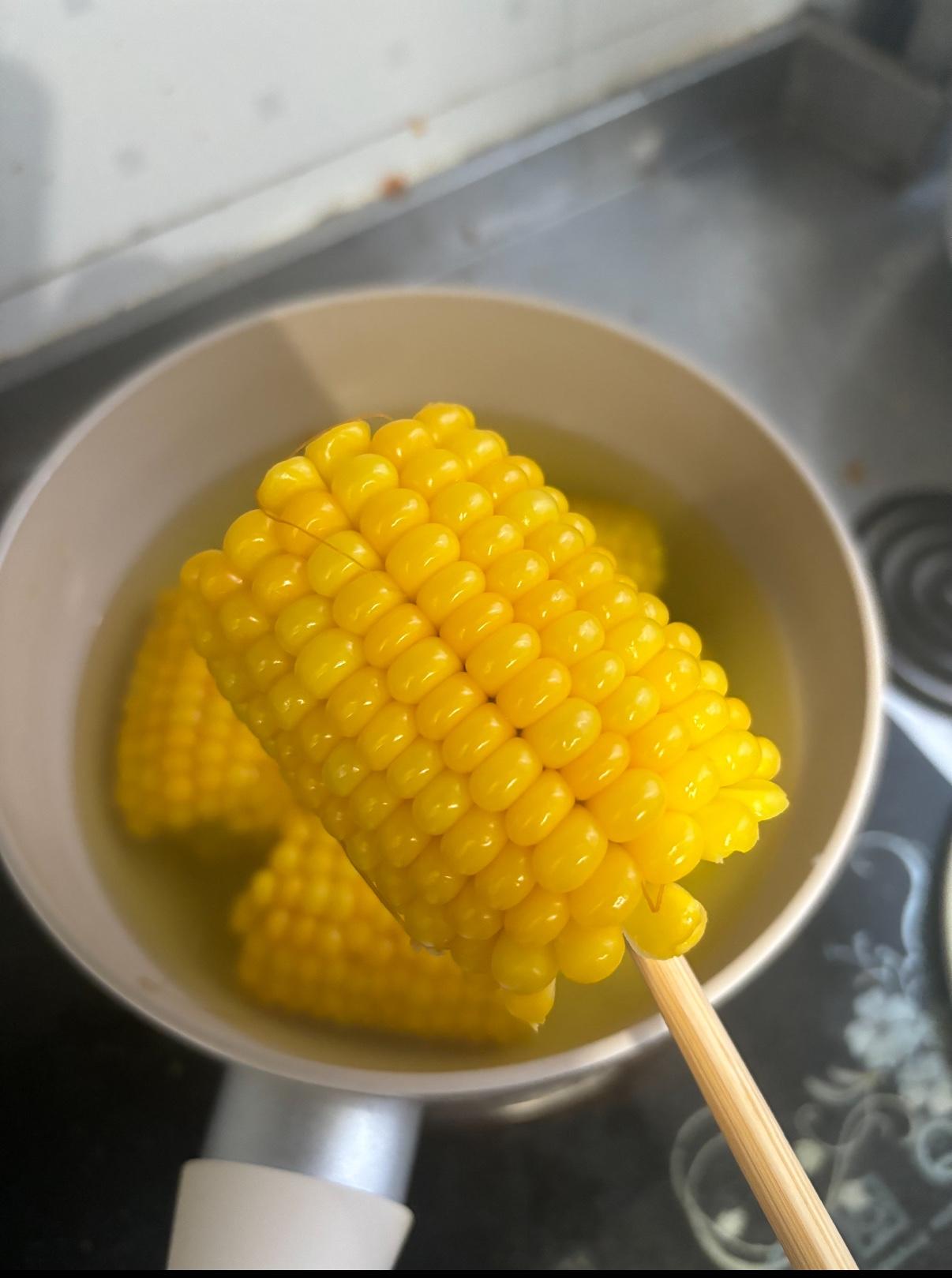 煮玉米棒子的水，能喝吗可以喝啊，自带天然清甜，无糖无添加，夏天喝特别解渴解腻👍