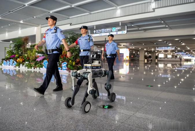 【警用机器狗上岗合肥西站】近日，合肥西站西广场上一只银灰色的四足机器狗和执勤民警