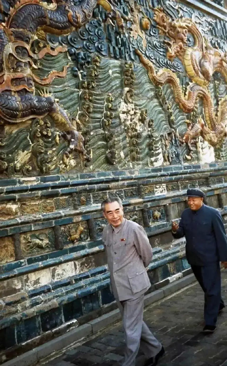 1973年，山西。周总理参观山西大同九龙壁。古代九龙壁现存三座，故宫、北海公园、