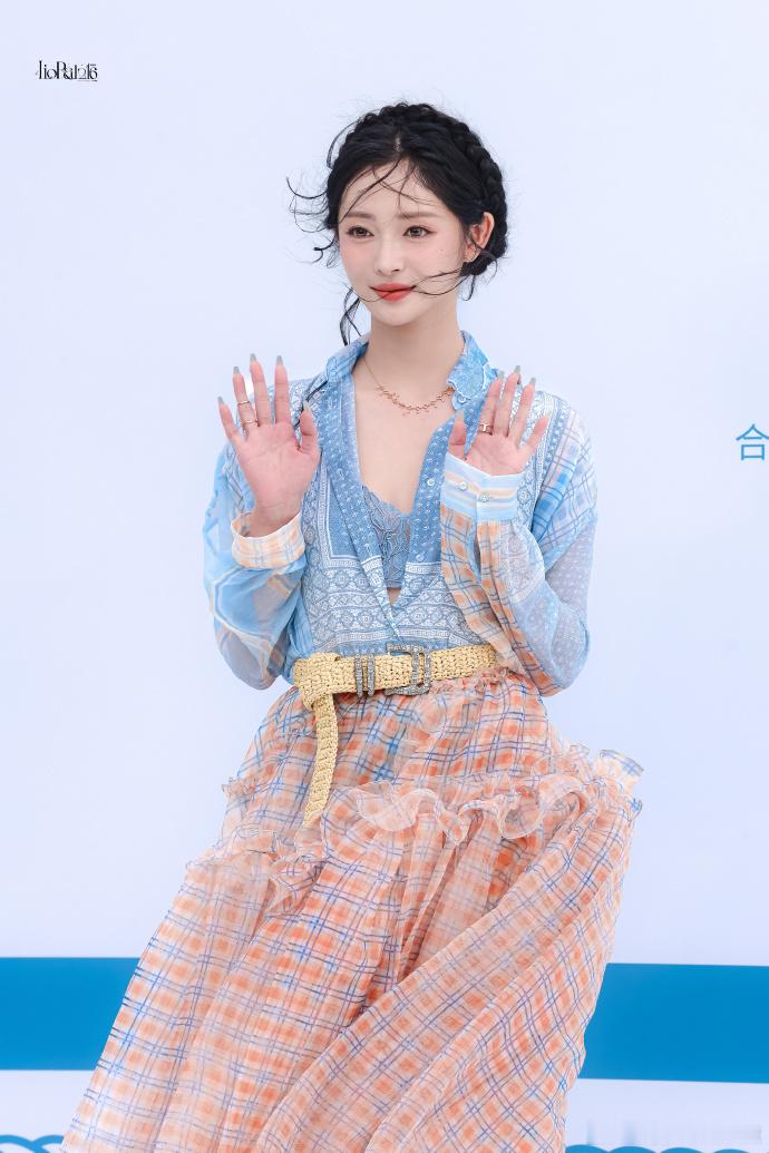 周洁琼费加罗红毯生图周洁琼费加罗红毯生图也太美了，发丝完全神来之笔，好清新的造型