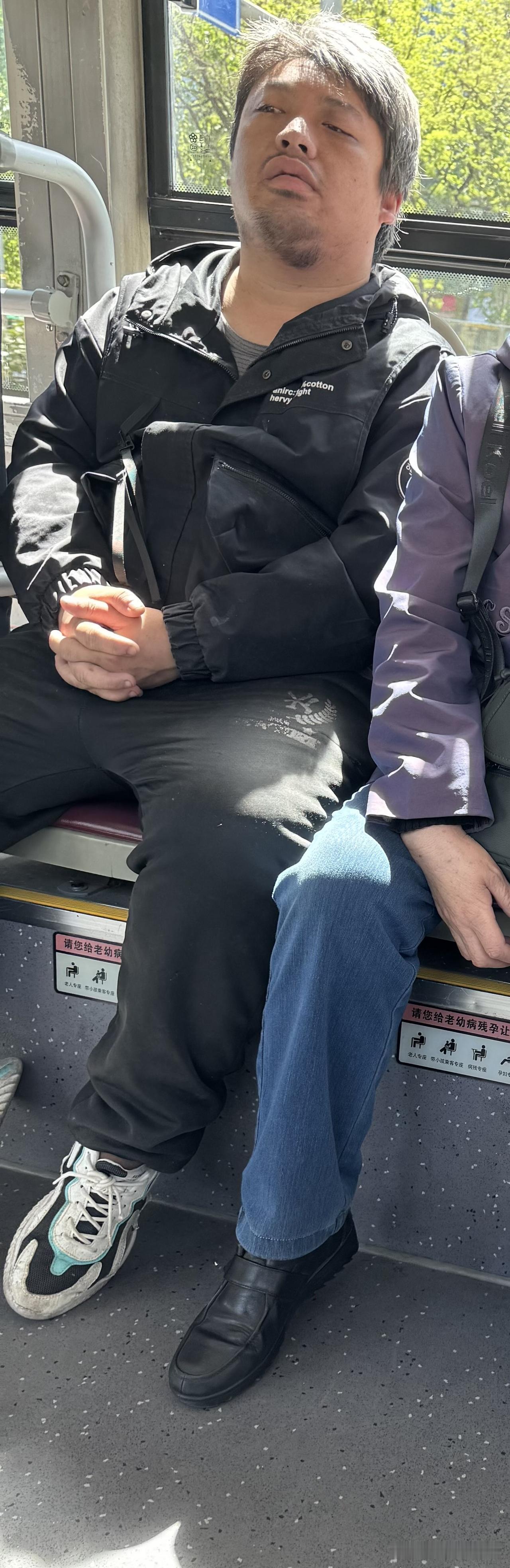 “给一块钱吧”。
公交车上一男子说：给一块钱吧。
挨着男子坐的女士离开了。
男子