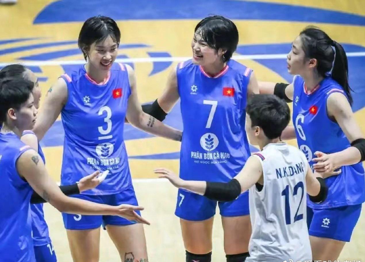 突发！女排亚锦赛第三局揪心：越南主攻被担架抬走，球队3-0香港
北京时间8月24