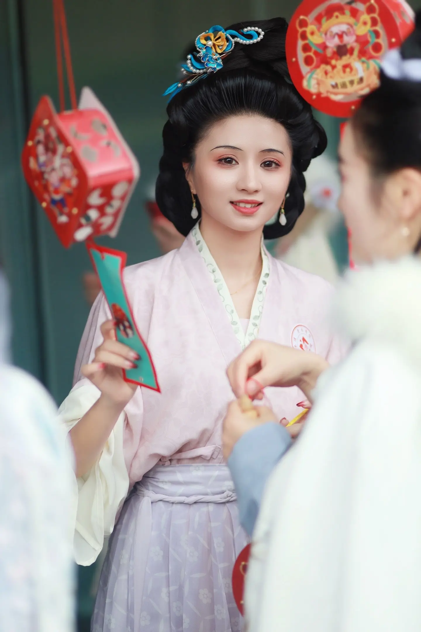 这笑容比士力架还甜。就这个笑容，谁看了不迷糊。妆造也做得漂亮，模特：苏苏 摄影：根华 