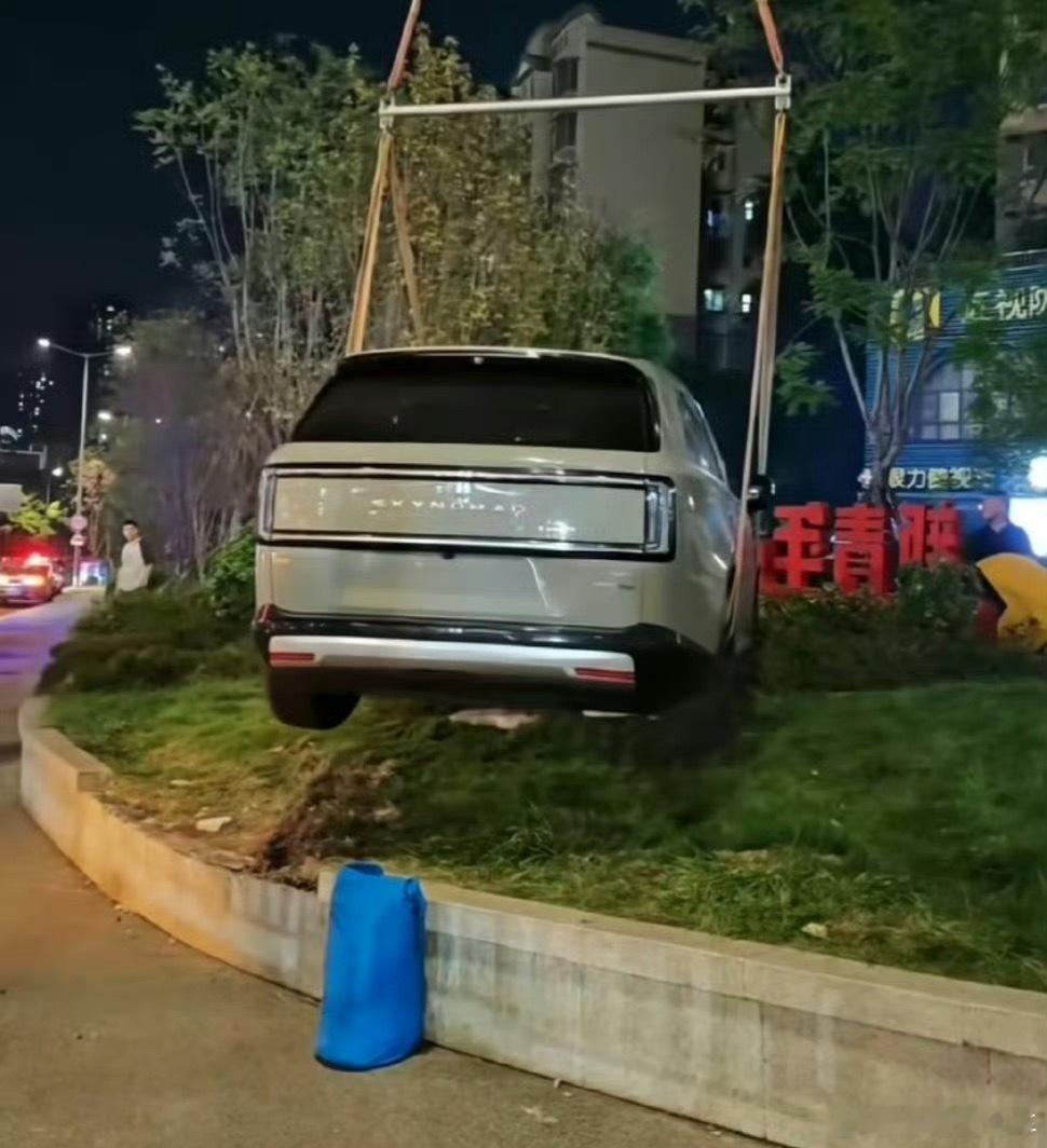 小米澎程AEB未触发这一点都不怪车子，毕竟是突然加速的，障碍物还没有来得及识别，