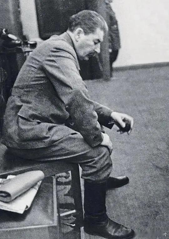 1941年6月22日凌晨4点31分，刚刚获知德军开始入侵苏联的斯大林（克里姆林宫