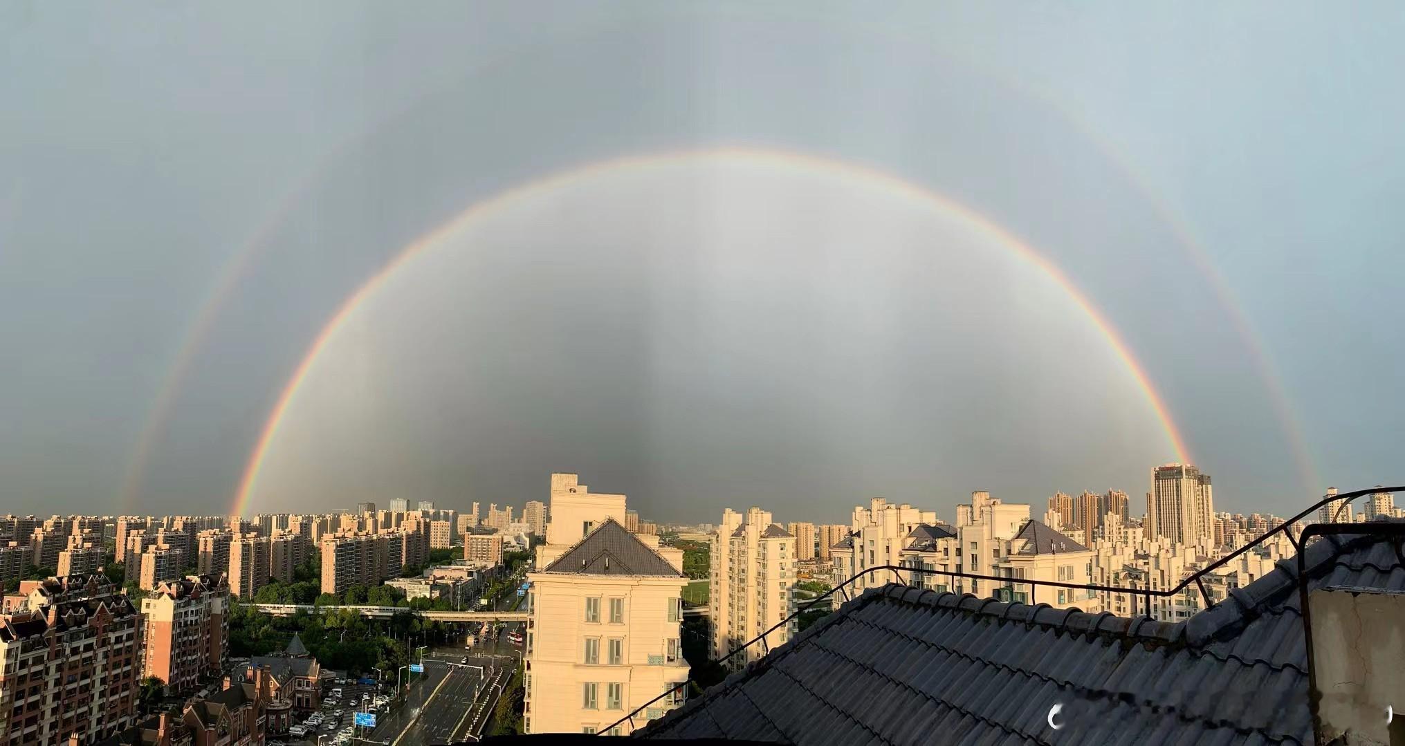 神奇的一天风雨雷电日月同辉乌云遮日彩霞满天就差一个彩虹🌈所有的天气现象全了（放