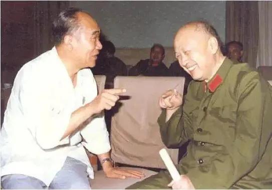 这是侯宝林和钱学森在五届人大三次会议休息室里亲切交谈时的情景。

一位是相声大师
