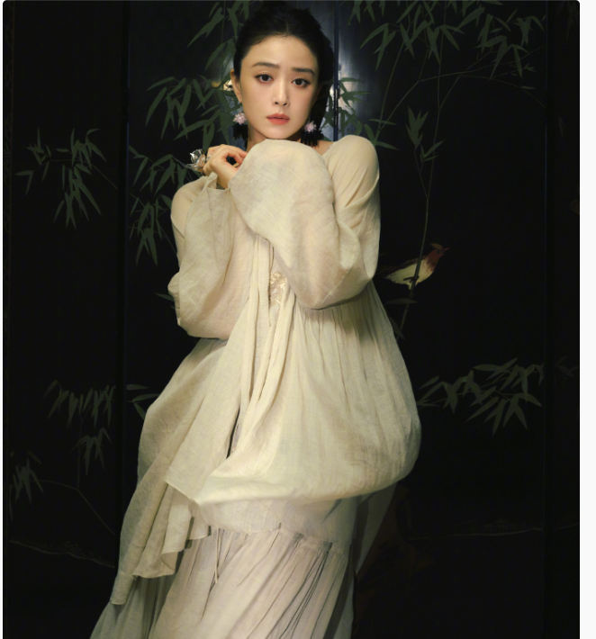 这组是蒋欣的新中式松弛感穿搭，整体将东方古韵与日常舒适感完美融合：整套选用低饱和