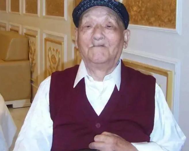 1957年，毛主席视察武汉，得知王盛荣只是建筑局里的一个副处长时，勃然大怒，当即