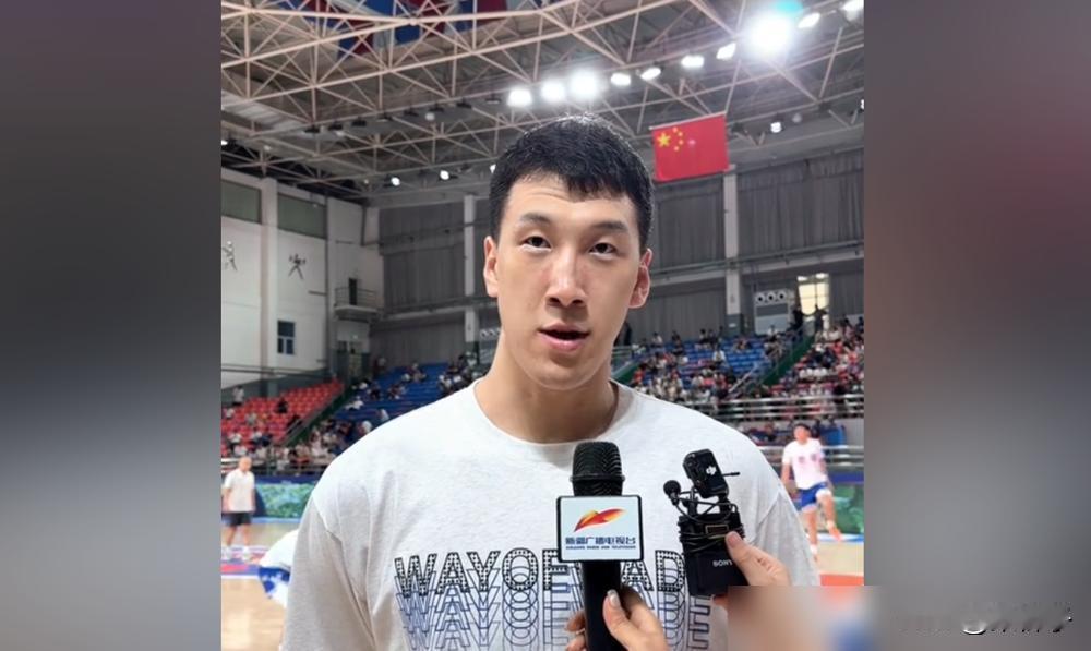 谁能想到，十一冠王广东男篮的禁区底牌，竟硬生生被抽空了。
8月31日，广东正式