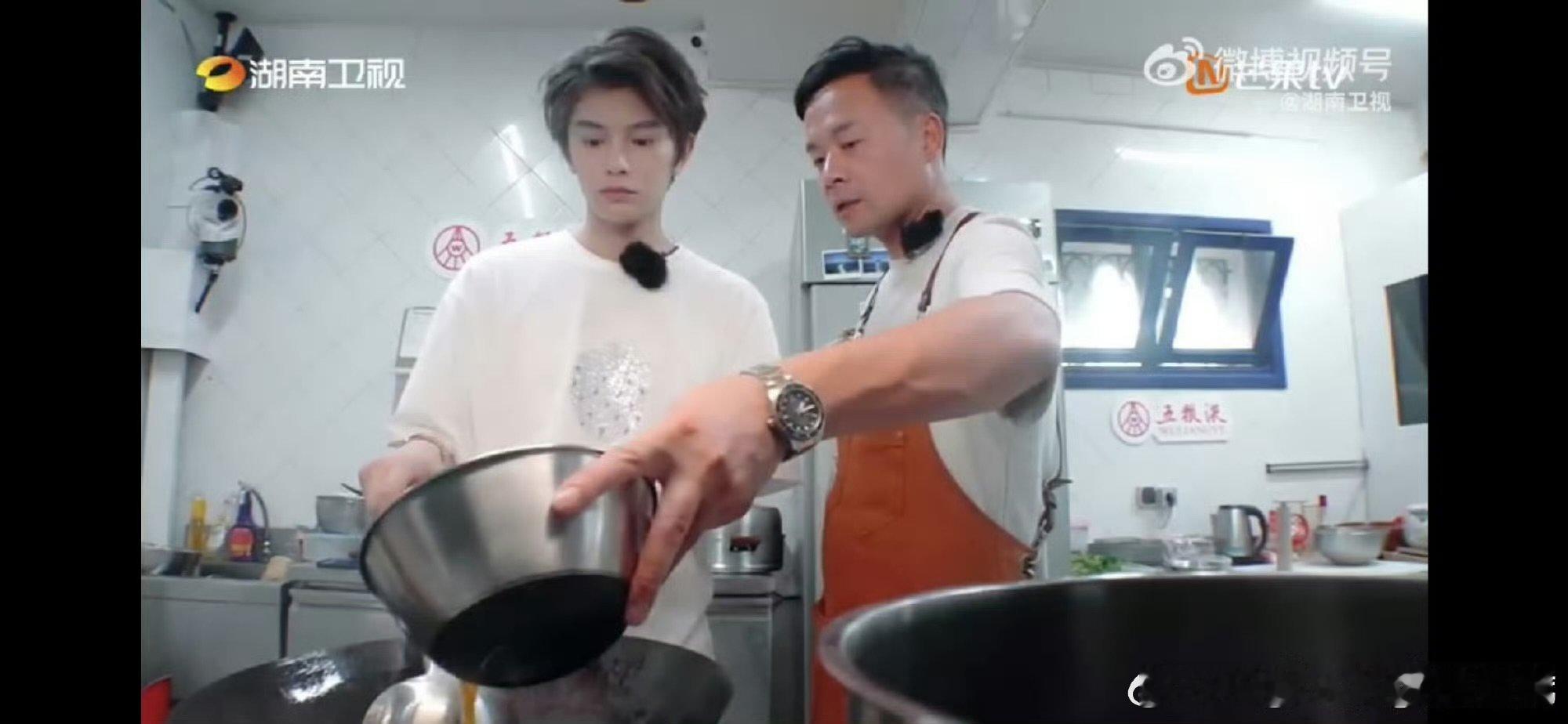 丁禹兮颠锅帅我一脸中餐厅林大厨选择丁禹兮作为他的解药 丁禹兮这颠锅帅得我一脸血！