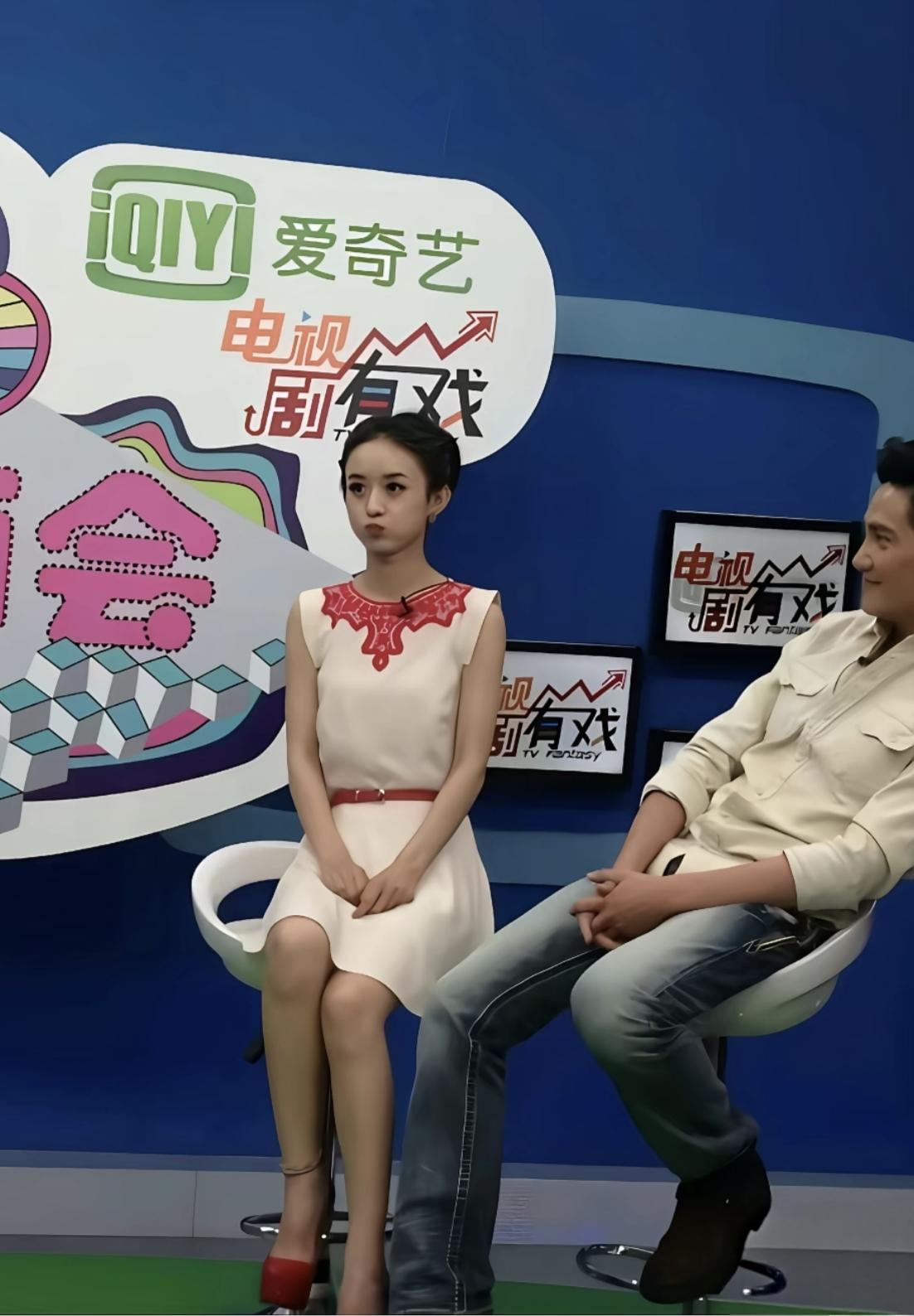 刚出道的赵丽颖咋那么可爱？边上的那个谁谁谁眼睛都看直了。[大笑]